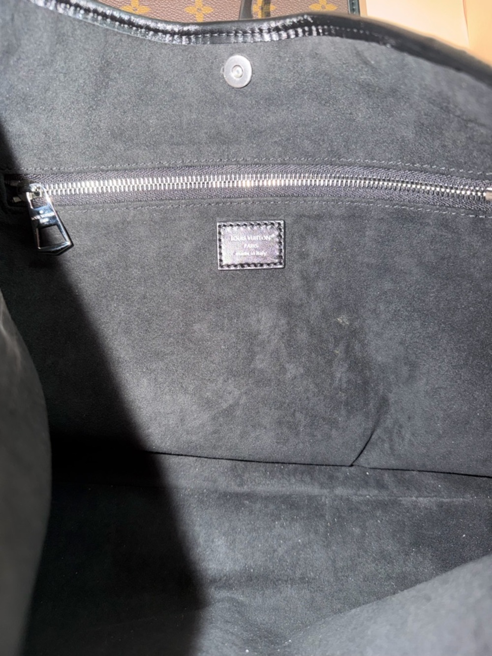 Louis Vuitton Carryall VIBE MM in lambskin & monogram canvas shoulder bag 2025 - Picture 16 of 16